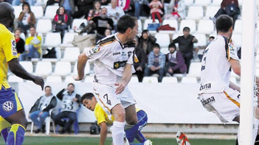 Sergio Suárez y Perea siguen la trayectoria del balón, que acaba en la red tras el remate involuntario del defensa local Baró. El meta Navas, en el suelo, no pudo evitar el 0-1. i LOF