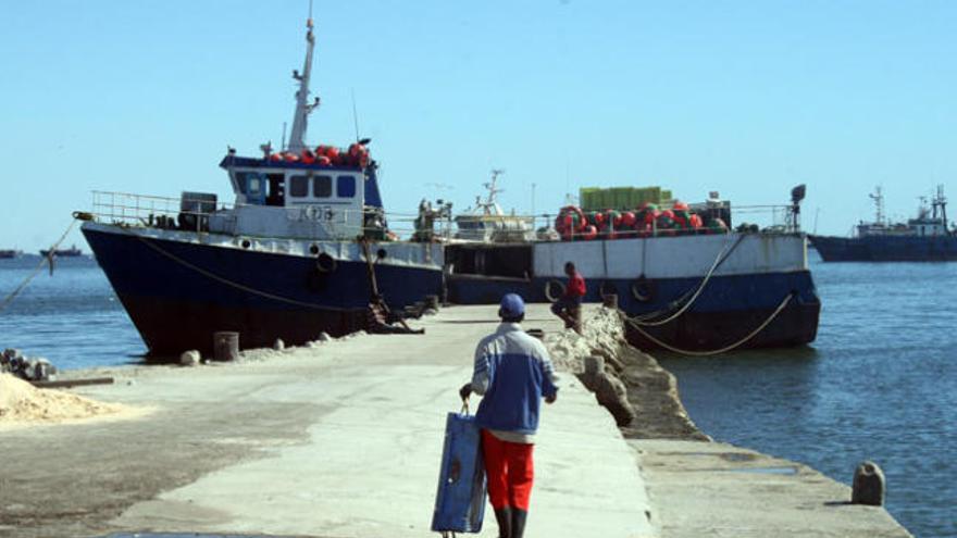 Una imagen de un barco pesquero en Nuadibú, principal puerto de Mauritaria.   | josé naranjo