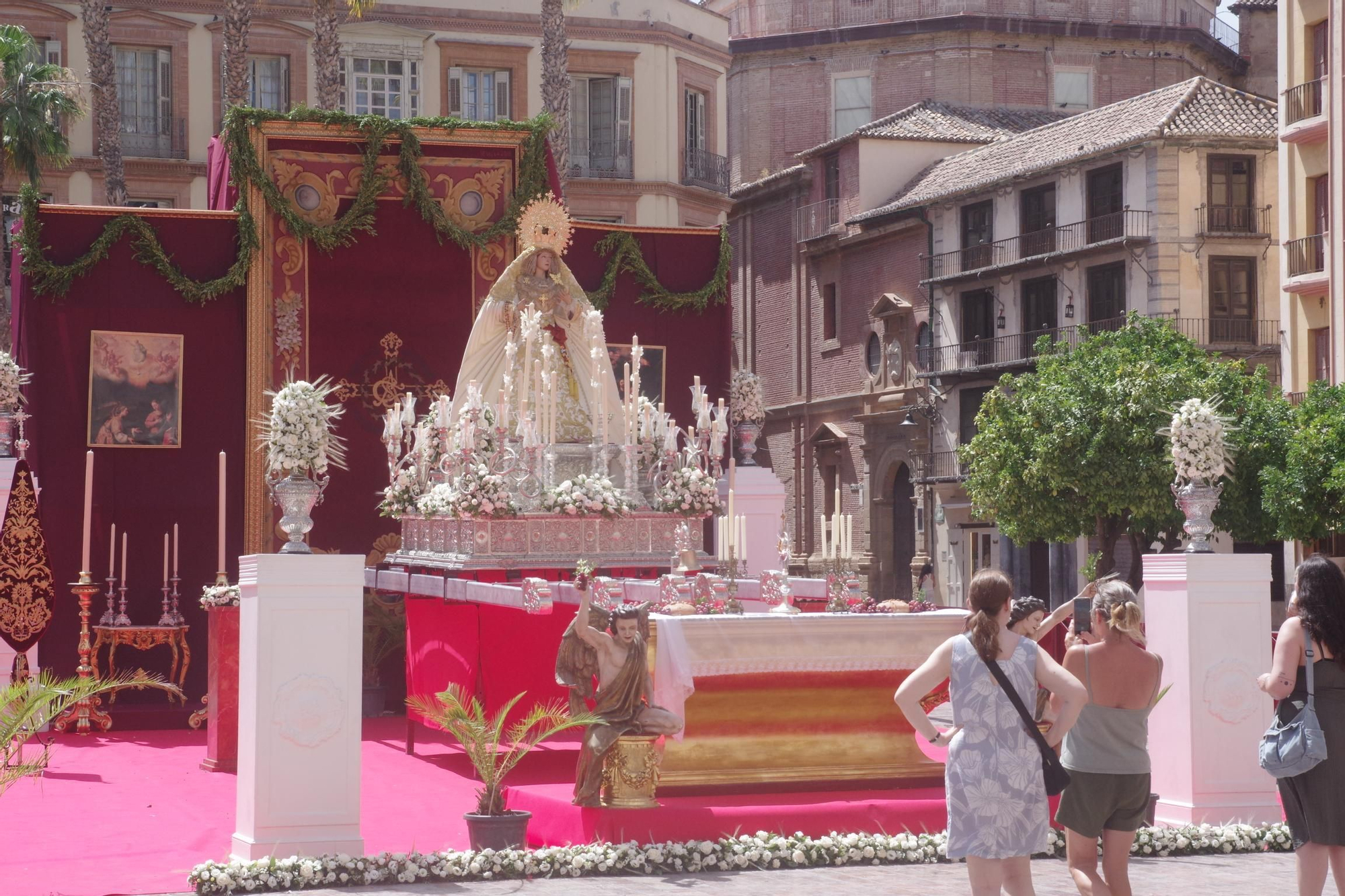 Altar montado por la Agrupación de Cofradías, presidido por la Virgen del Sagrario (Carranque), para la procesión del Corpus de Málaga 2025.JPG