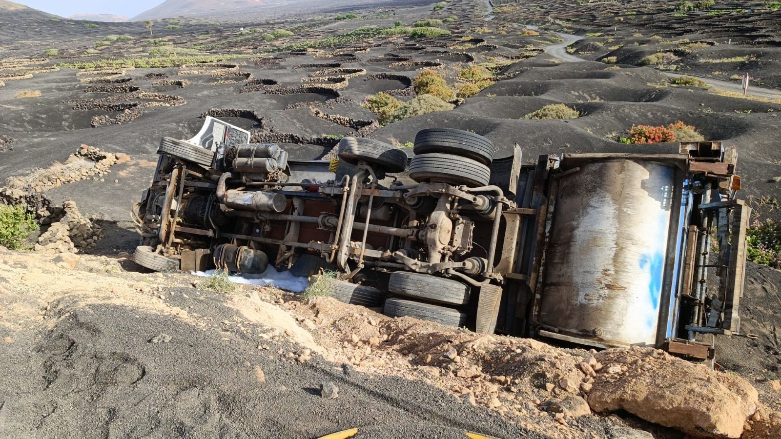 Vuelco de un camión en La Geria (Lanzarote)