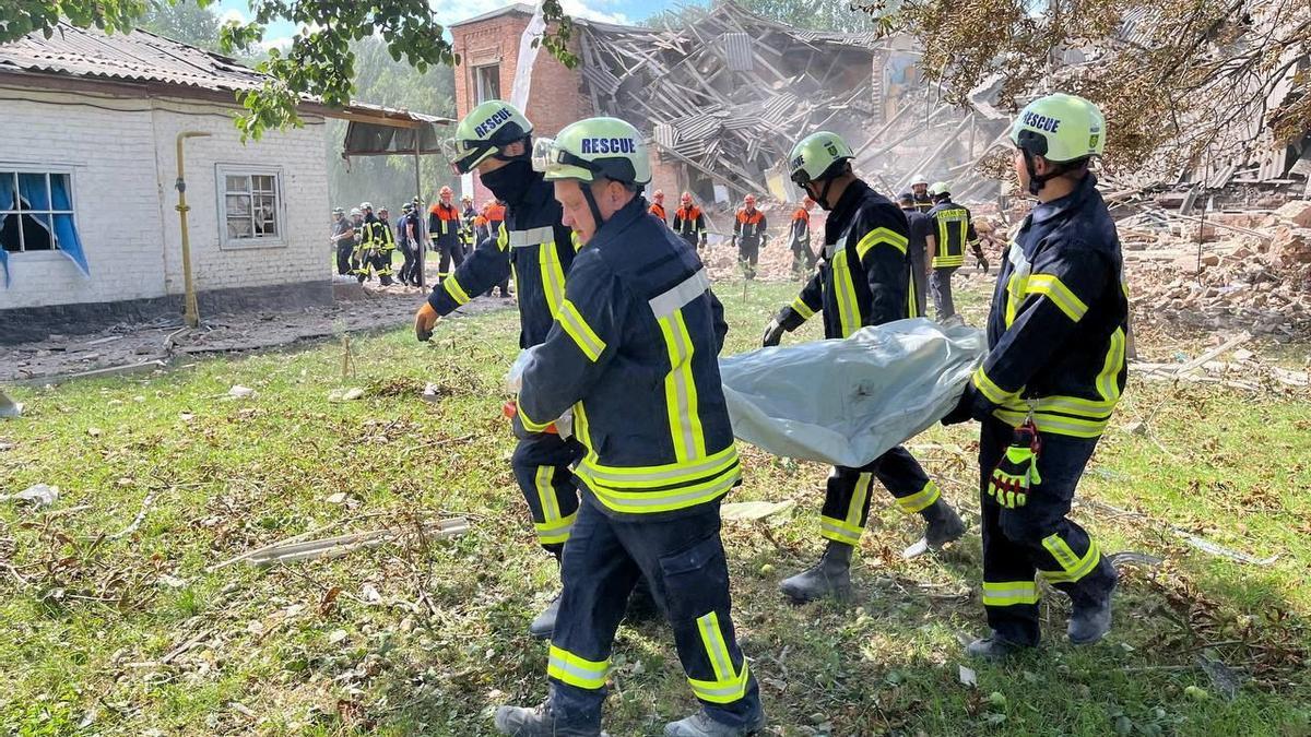 Los equipos de rescate en la escuela bombardeada por Rusia