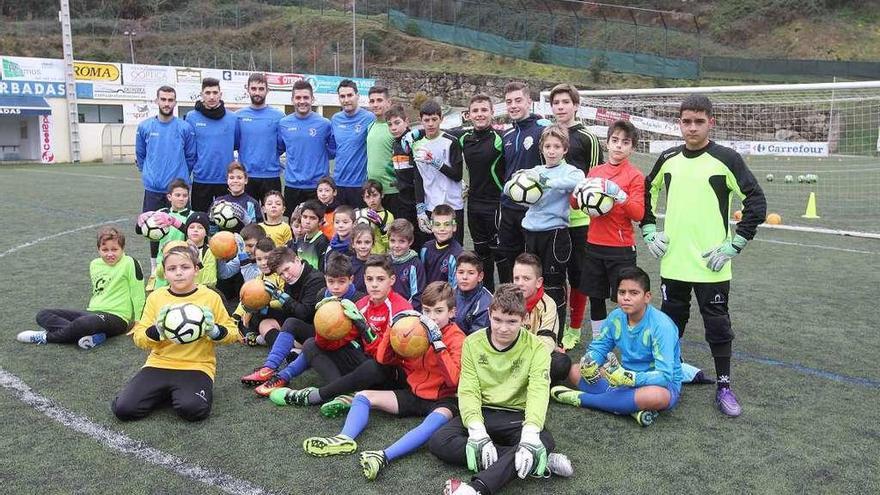 Los porteros del clinic de Barbadás, ayer en Os Carrís. // Iñaki Osorio