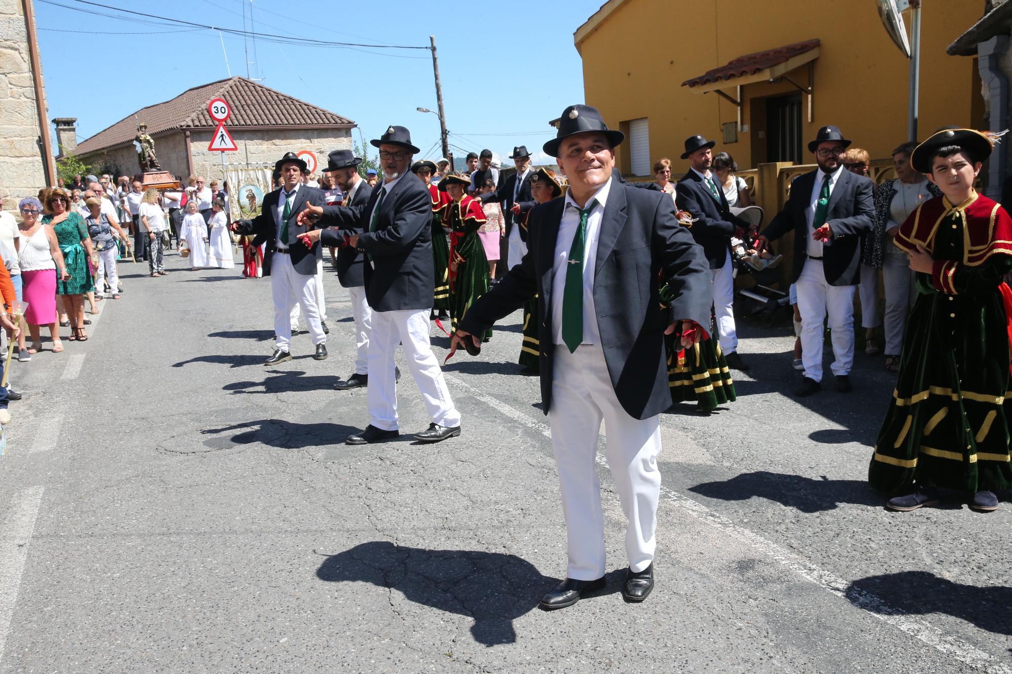 La procesión y la danza de San Roque de O Hío en imágenes (I)