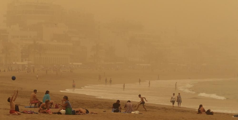 La calima engulle las Canarias