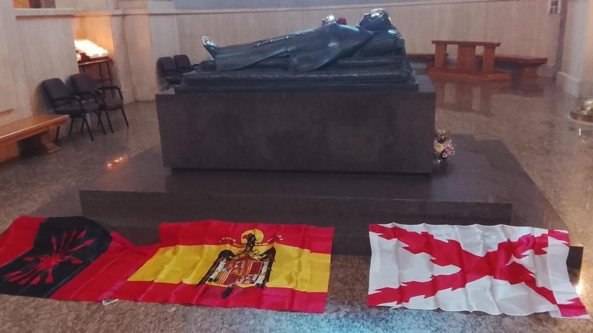 Imagen remitida por el Movimiento Católico Español con las banderas franquista y falangista que han colocado as los pies del sepulcro de Sant Pasqual, en Vila-real.