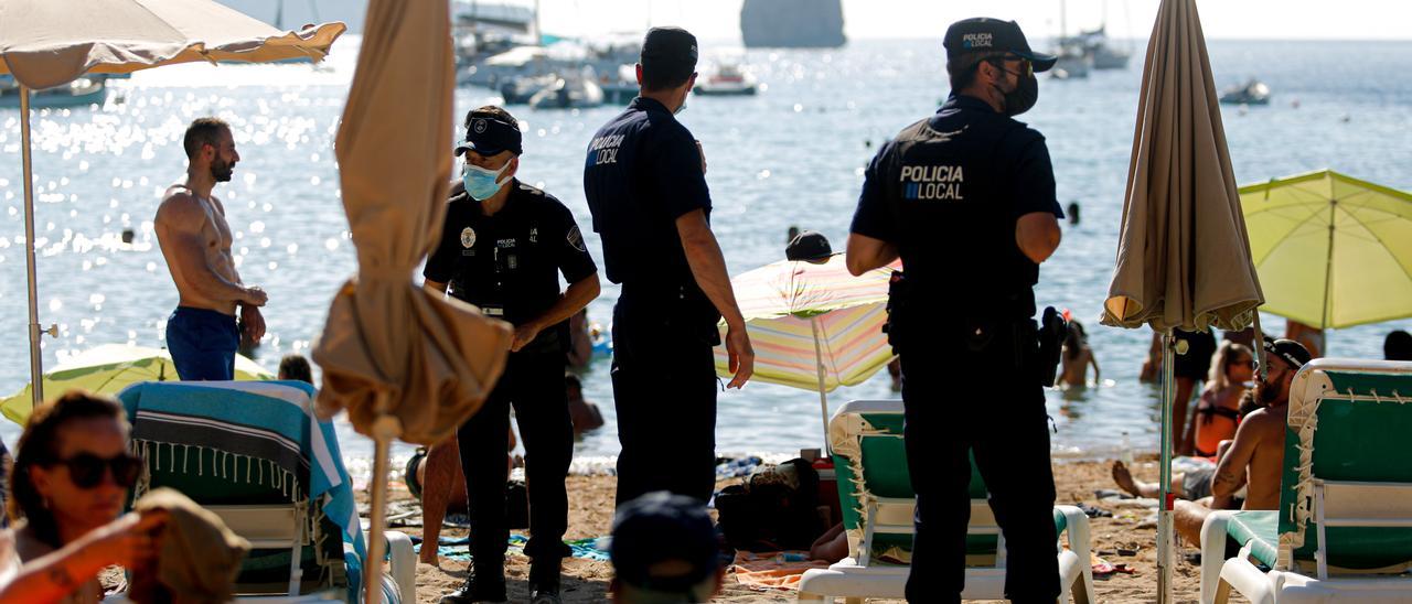 Agentes de Policía Local realizando un control en la playa de Benirràs, en una imagen del pasado mes de julio.