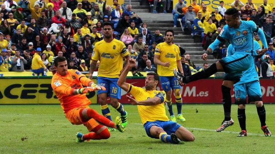 Neymar remata en la jugada del segundo gol del Barcelona.