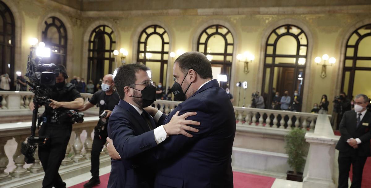 Pere Aragonès, el nuevo president de la Generalitat, felicitado por Oriol Junqueras.