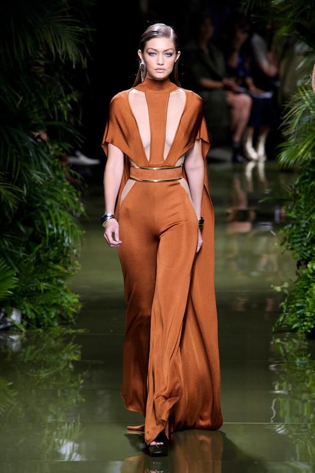 Gigi Hadid desfilando con un mono