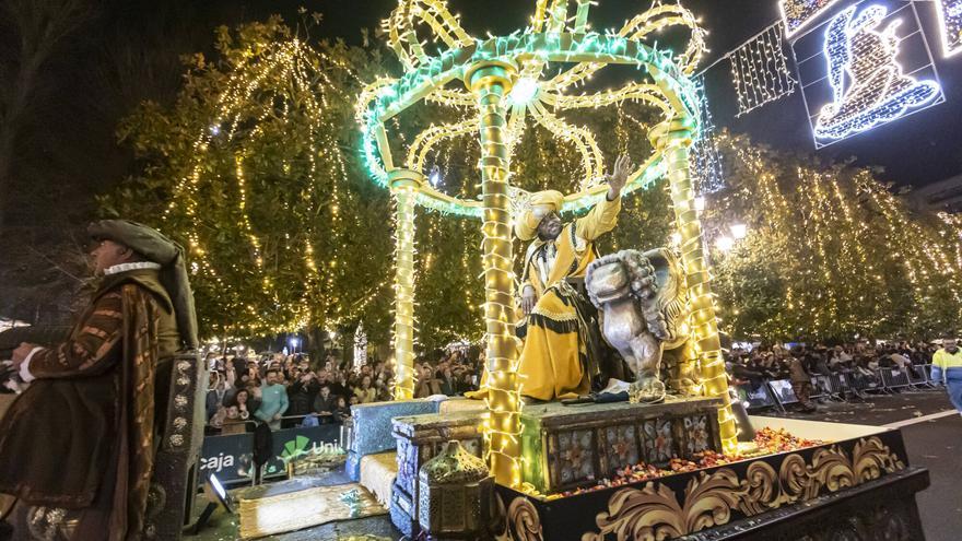 Los Reyes Magos reparten ilusión en la gran cabalgata de Oviedo