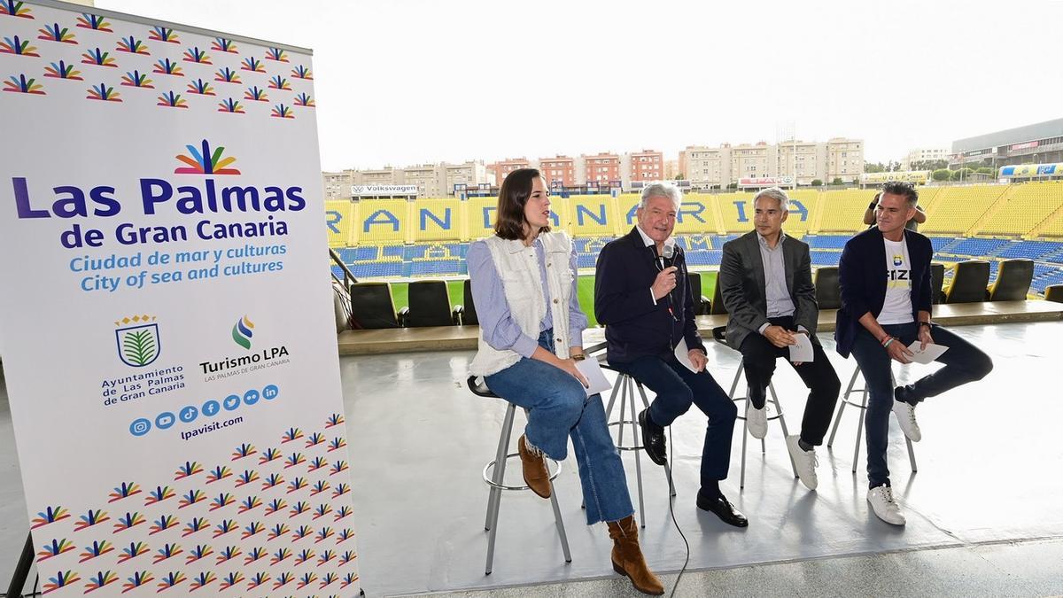 Las Palmas de Gran Canaria presenta su primera guía turística para la afición futbolera.