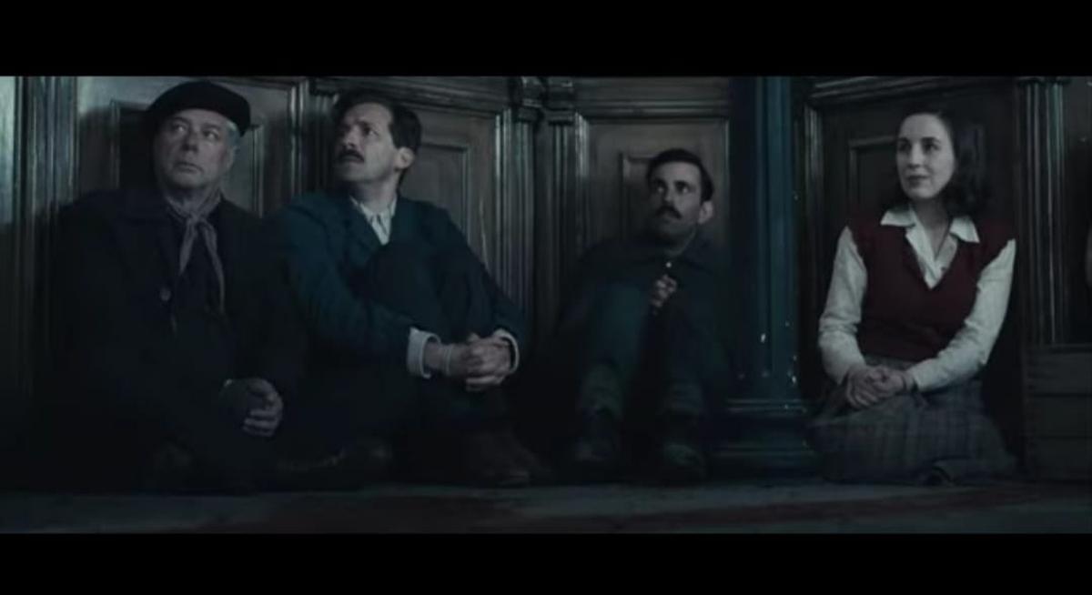 Otro fotograma de "Tratamos demasiado bien a las mujeres", con el actor cangués Juan Luis Pérez (segundo por la derecha).