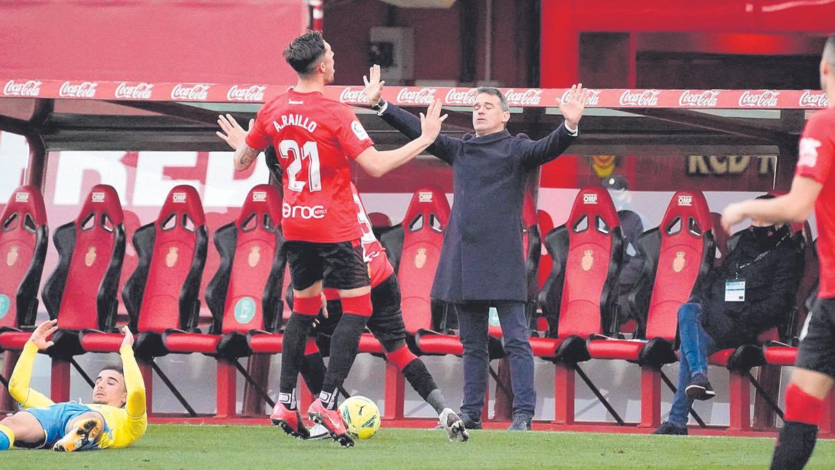 El entrenador del Real Mallorca Luis García se lamenta en el área técnica tras un lance del partido disputado frente a Las Palmas.