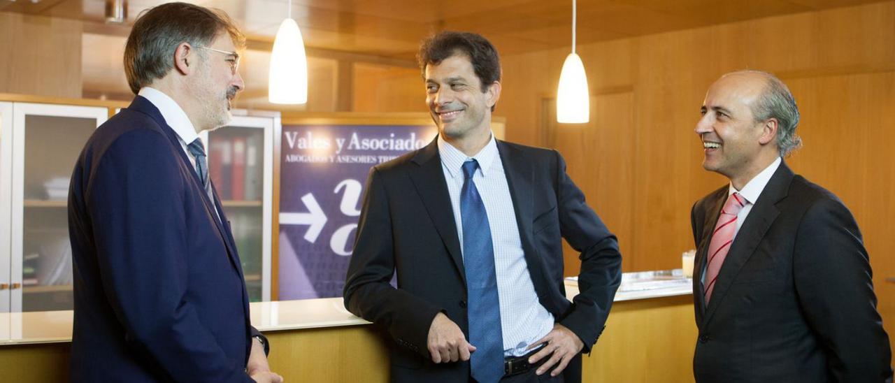 Marcos Vales, en el centro, en el despacho de Vales y asociados de La Coruña, entre José Antonio Madriñán y José Manuel Busto. | M. V.