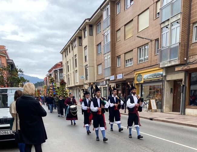 En Posada de Llanes, los panes del ramu vuelan por La Candelaria: "Hay que andar rápido"