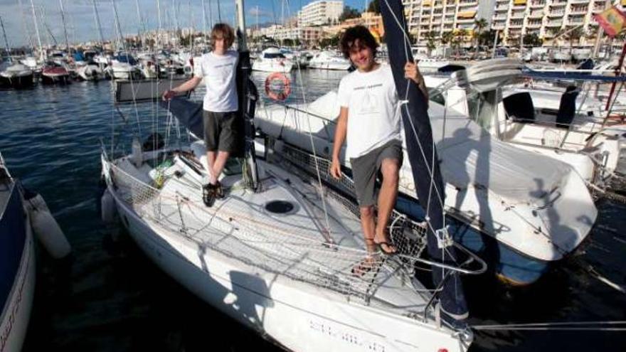 Los hermanos en el puerto de La Vila, donde han recibido apoyo.