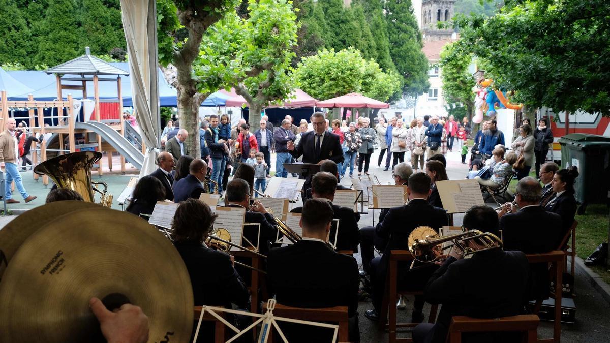 Concierto de la Banda de música de Langreo en una edición pasada de las fiestas de Ciaño.
