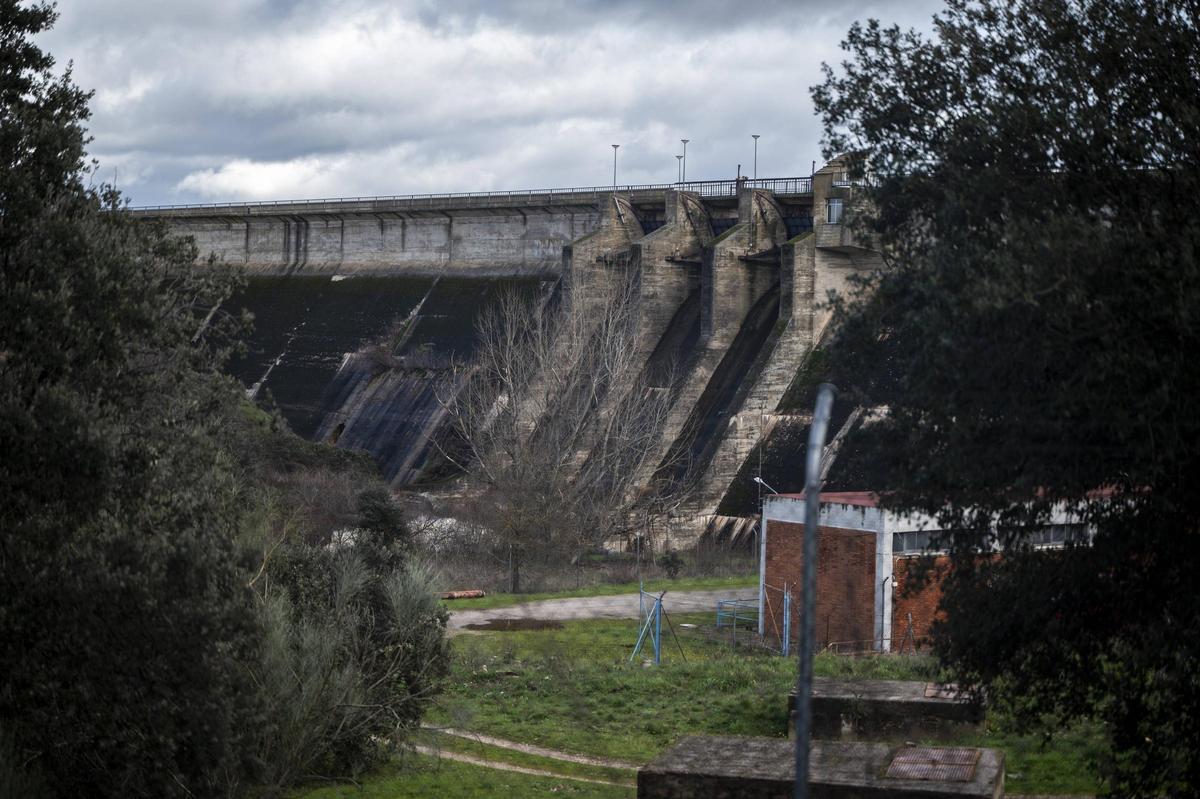 El Guadiloba asoma fuera de su pantano de Cáceres
