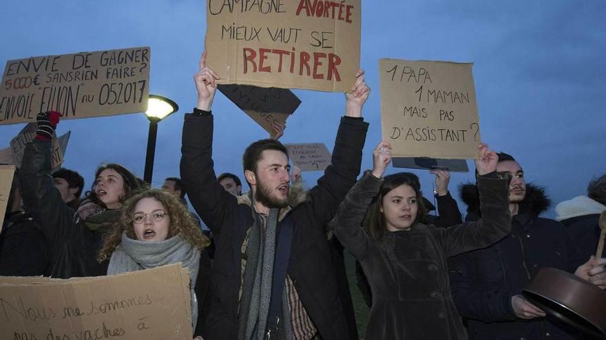 Manifestantes protestan en un acto de Fillon cerca de Poitiers.