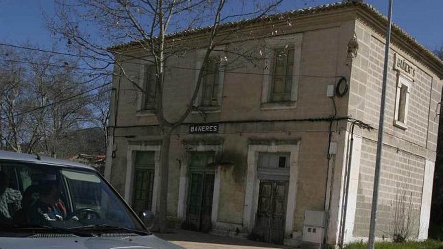 Imagen del edificio que albergó la estación de la línea ferroviaria que enlazaba Villena con Muro