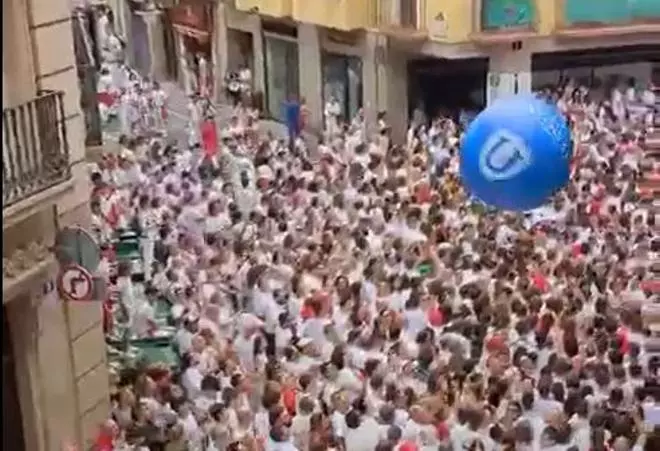 La murciana Universae lanza pelotas en el Chupinazo de San Fermín