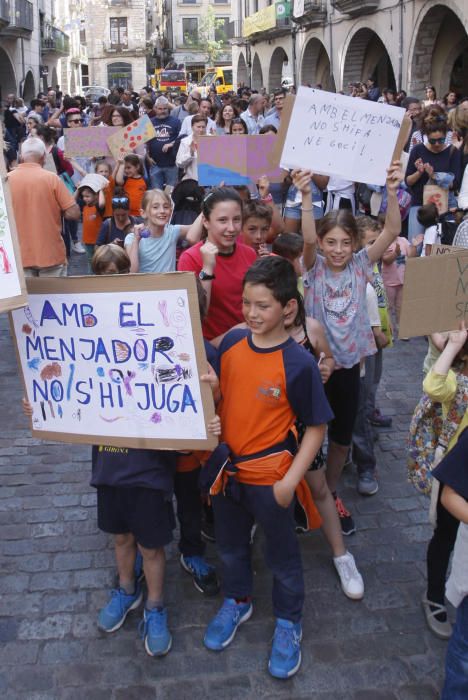 Pares i alumnes del Pla de l''Estany i el Gironès, reclamen gestionar els menjadors escolars