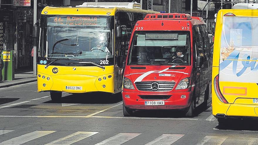 Muere el conductor de una moto tras ser atropellado por un autobús en Murcia