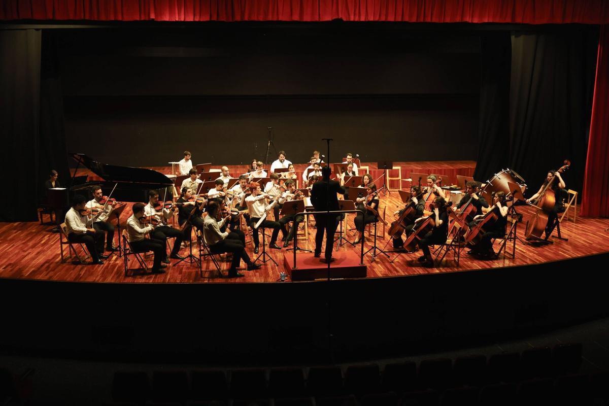 Avilés. Casa de Cultura. Concierto de la Filarmónica en el que se interpreta la primera sinfonía de Garay y se recaudan fondos para varias causas