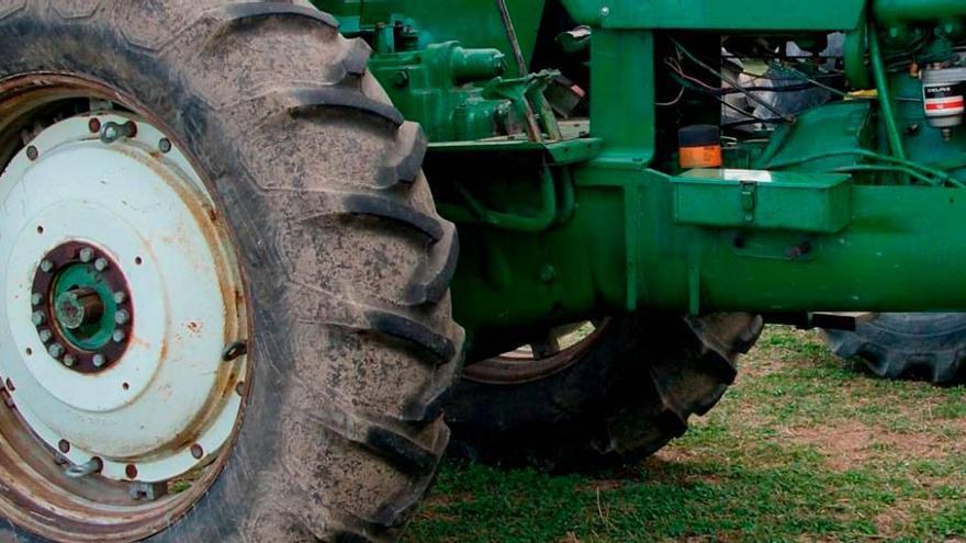 Muere una mujer en A Laracha al volcar el tractor que manejaba