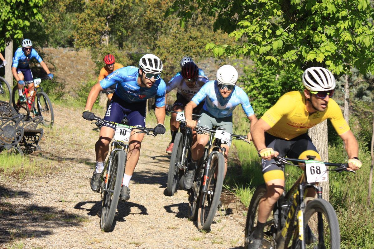Competidores durante una prueba de BTT.