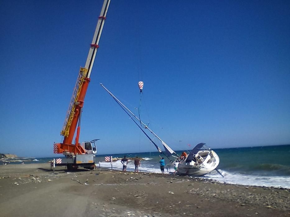 Un barco encalla en El Palo