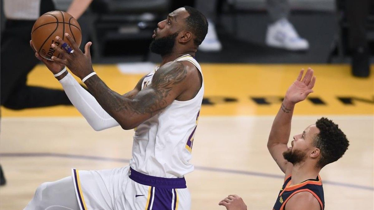 LeBron James prueba un mate ante Stephen Curry