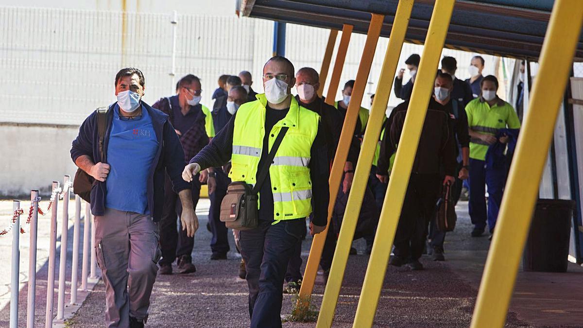 Trabajadores de la planta de motores de Almussafes al término de su turno laboral. | PERALES IBORRA