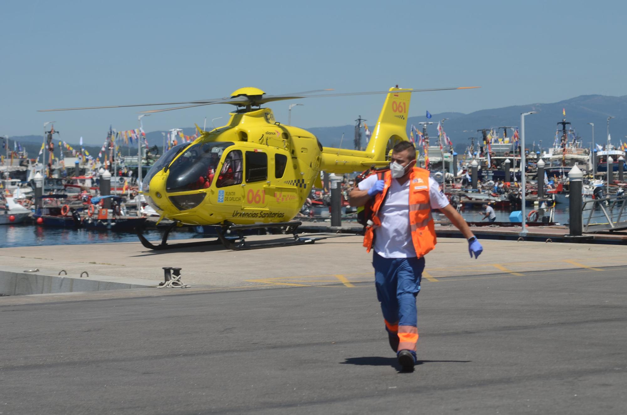 Al menos un muerto tras colisionar una planeadora con una batea en A Illa