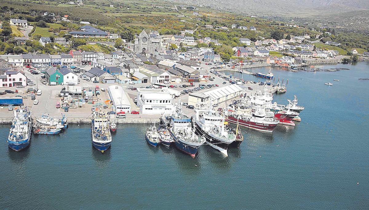 Vista aérea del puerto irlandés de Castletown, donde se encuentran algunos de los barcos gallegos que faenan en Gran Sol.