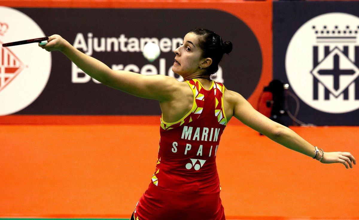 GRAF4825. BARCELONA (ESPAÑA), 22/02/2020.- La española Carolina Marín devuelve el volante a la tailandesa Supanida Katethong durante la semifinal del Barcelona Spain Masters de bádminton que se disputa en Barcelona. EFE/Enric Fontcuberta