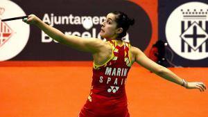 GRAF4825. BARCELONA (ESPAÑA), 22/02/2020.- La española Carolina Marín devuelve el volante a la tailandesa Supanida Katethong durante la semifinal del Barcelona Spain Masters de bádminton que se disputa en Barcelona. EFE/Enric Fontcuberta