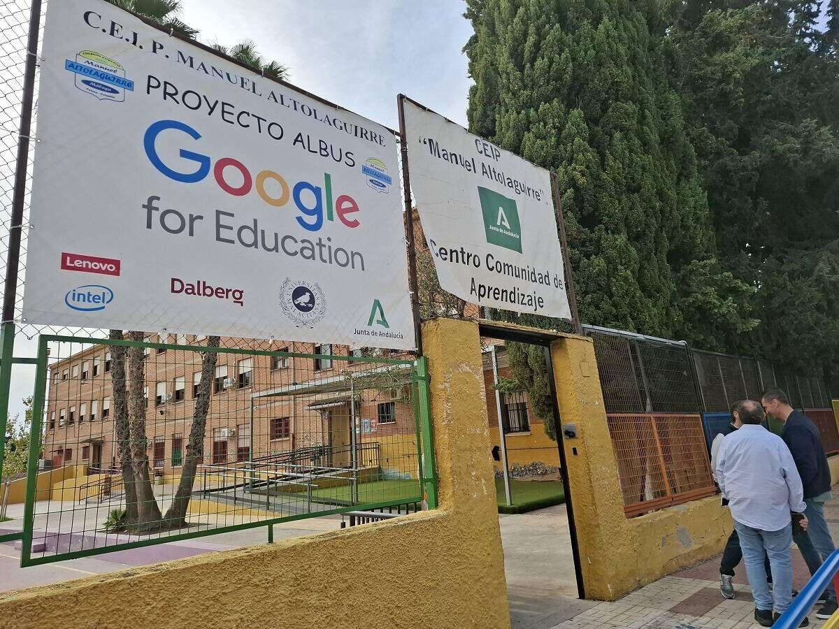 Cartel del proyecto a la entrada del CEIP Manuel Altolaguirre de Málaga
