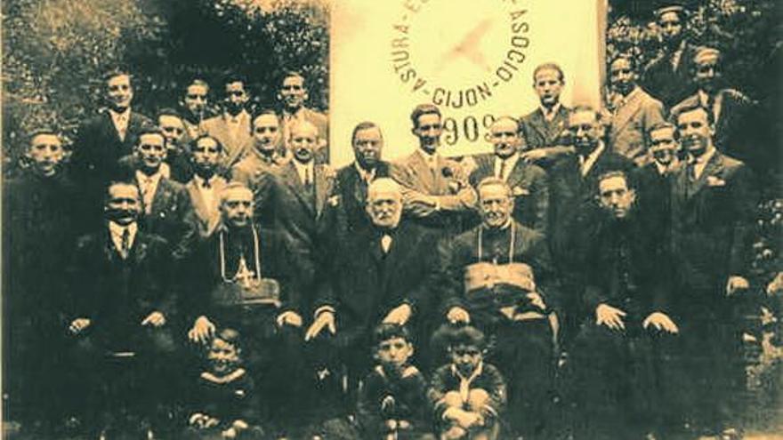 Sobre estas líneas, a la izquierda, fundadores, en 1909, de la Asociación Asturiana de Esperanto. A la derecha, en la imagen superior, participantes en uno de los cursos de Santiago Mulas (tercero por la derecha en la primera fila), y en la foto inferior, miembros del comité organizador del 39.º Congreso español de esperanto.