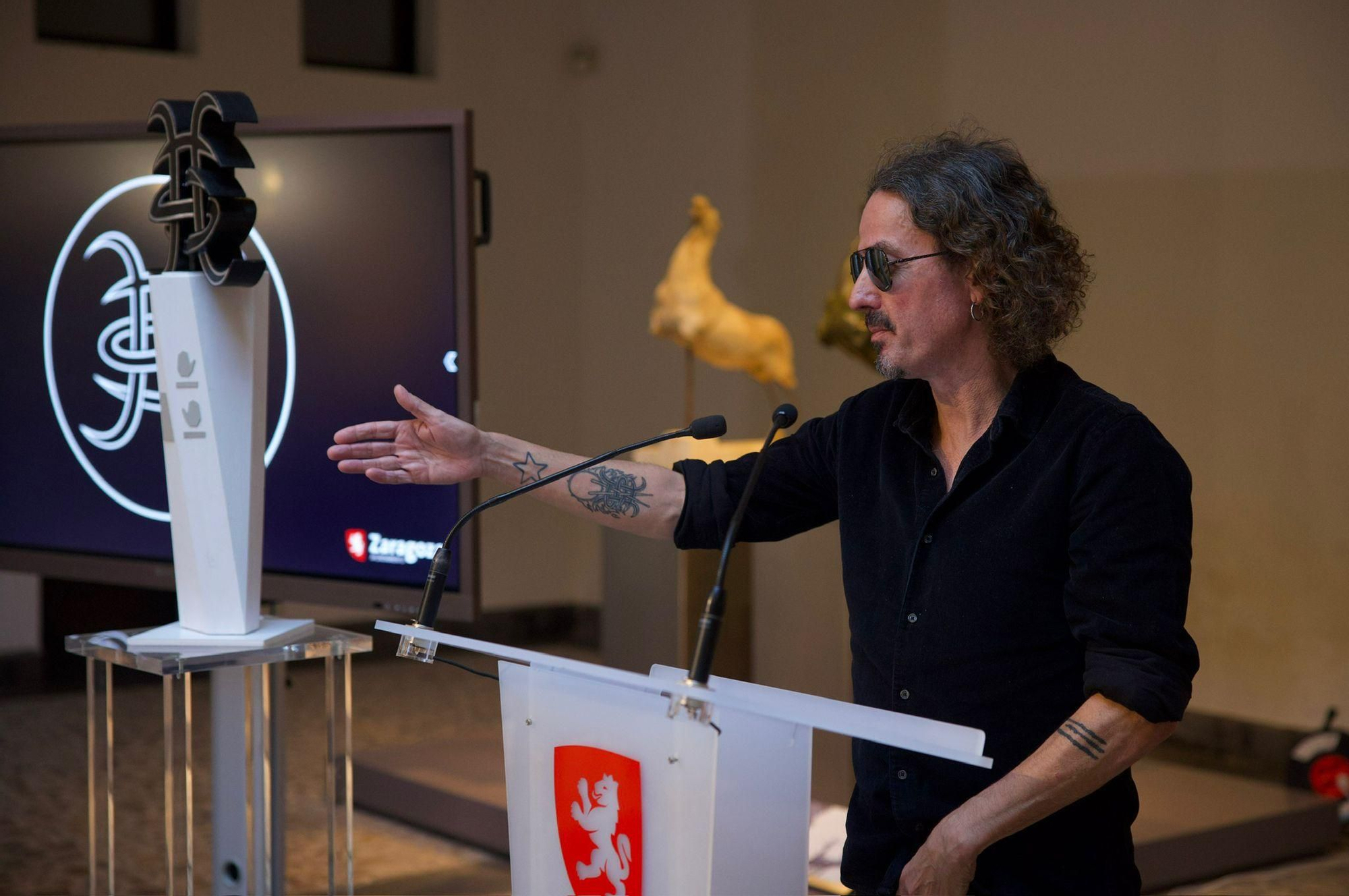 Presentación de la escultura en honor a Héroes del Silencio