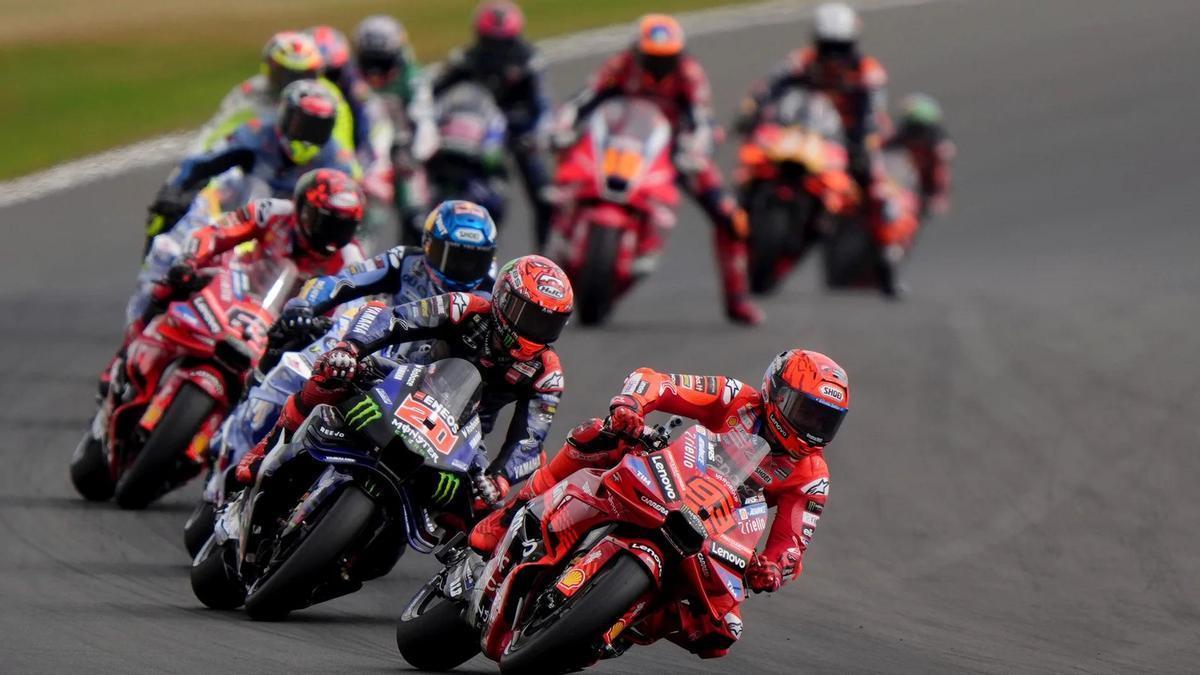La gran fiesta de los Márquez: Cervera se rinde por su histórico doblete en MotoGP