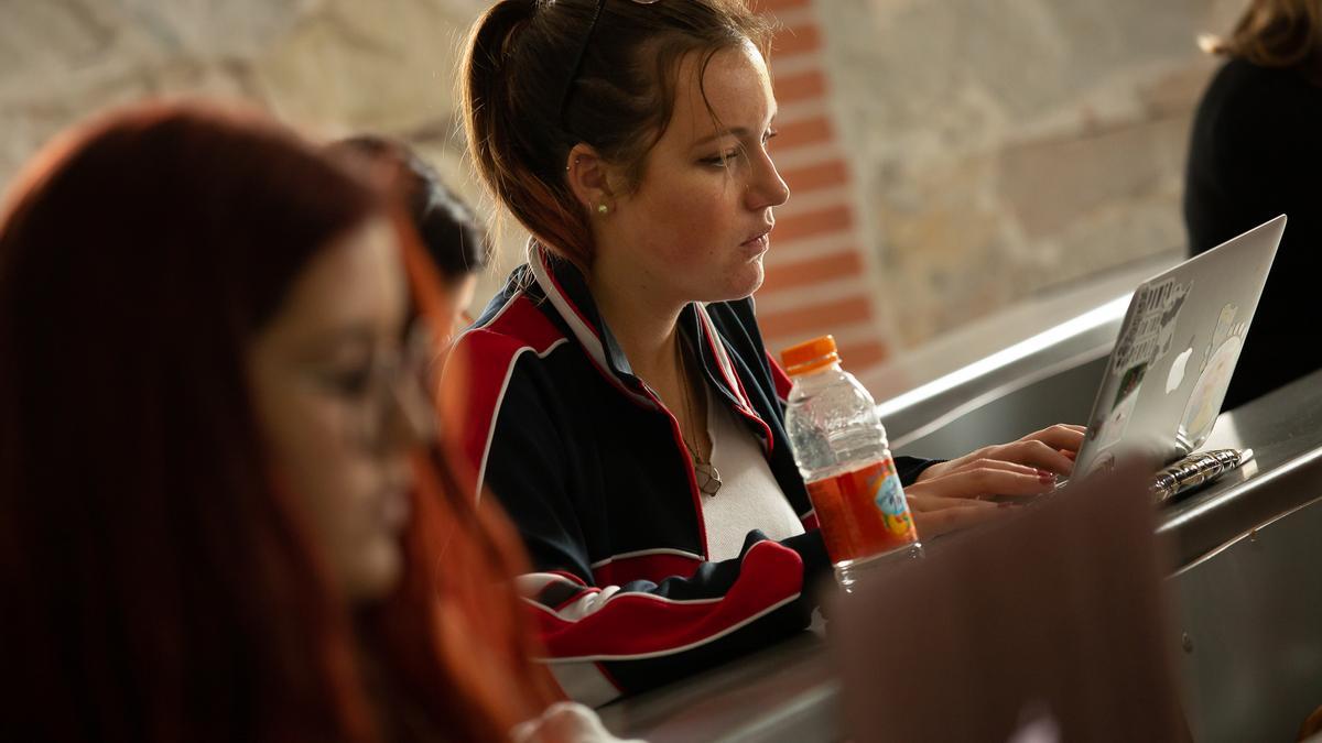 Una chica toma notas durante una clase en la UPF.