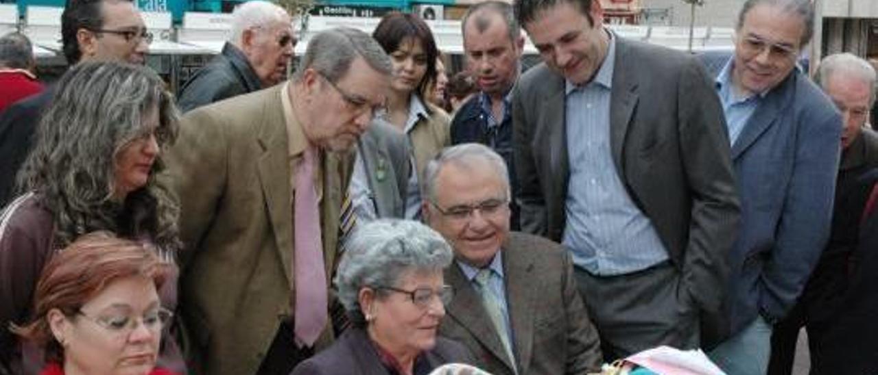 Manuel Corredera, con parte de su equipo de gobierno, en la Feria de Asociaciones de 2007.