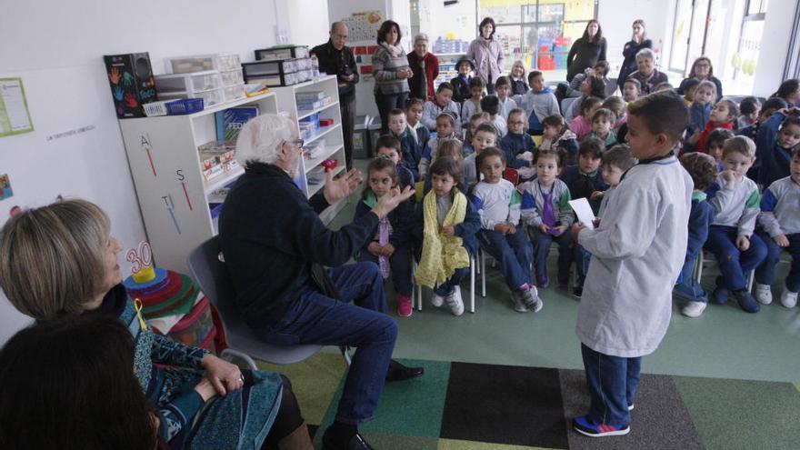 L&#039;escultor s&#039;adreça als infants, davant la mirada de la presidenta d&#039;Amics de la Unesco