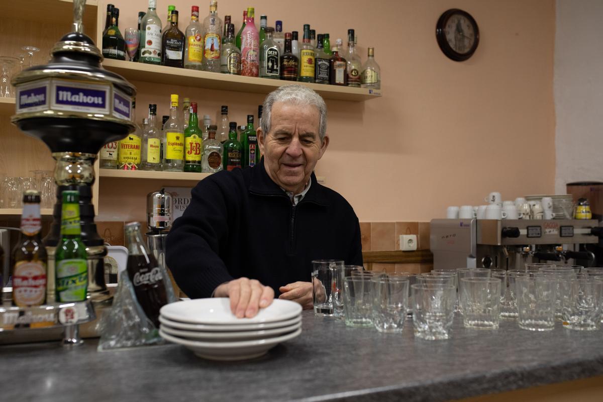 Don Paco, en el bar de la parroquia donde hacían prácticas de formación los alumnos.