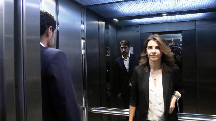 Víctor Sánchez del Amo, junto a su mujer, en el ascensor del hotel Guadalmar, instantes antes de su rueda de prensa del pasado 15 de enero.