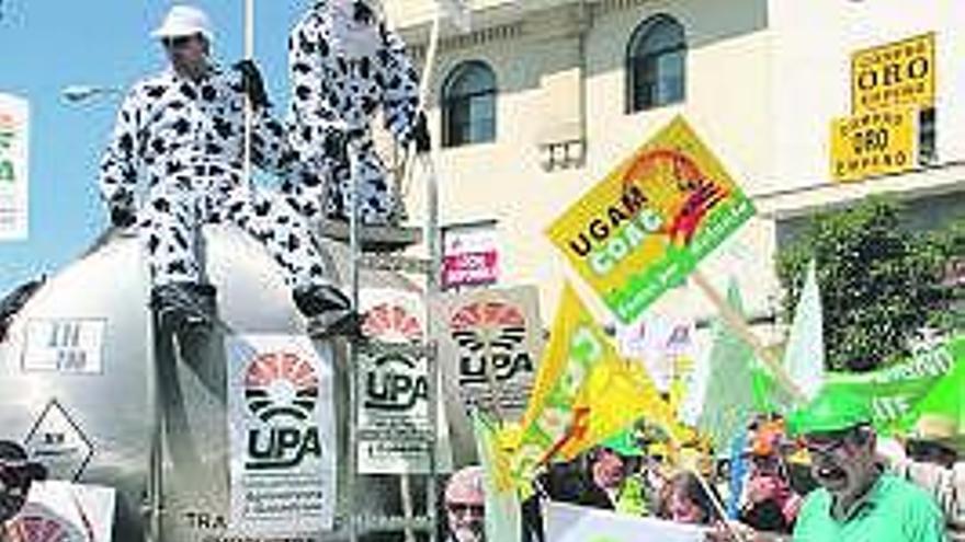 A la izquierda, un grupo de ganaderos vierte leche, ayer, en Madrid. A la derecha, protestas en Villaviciosa.