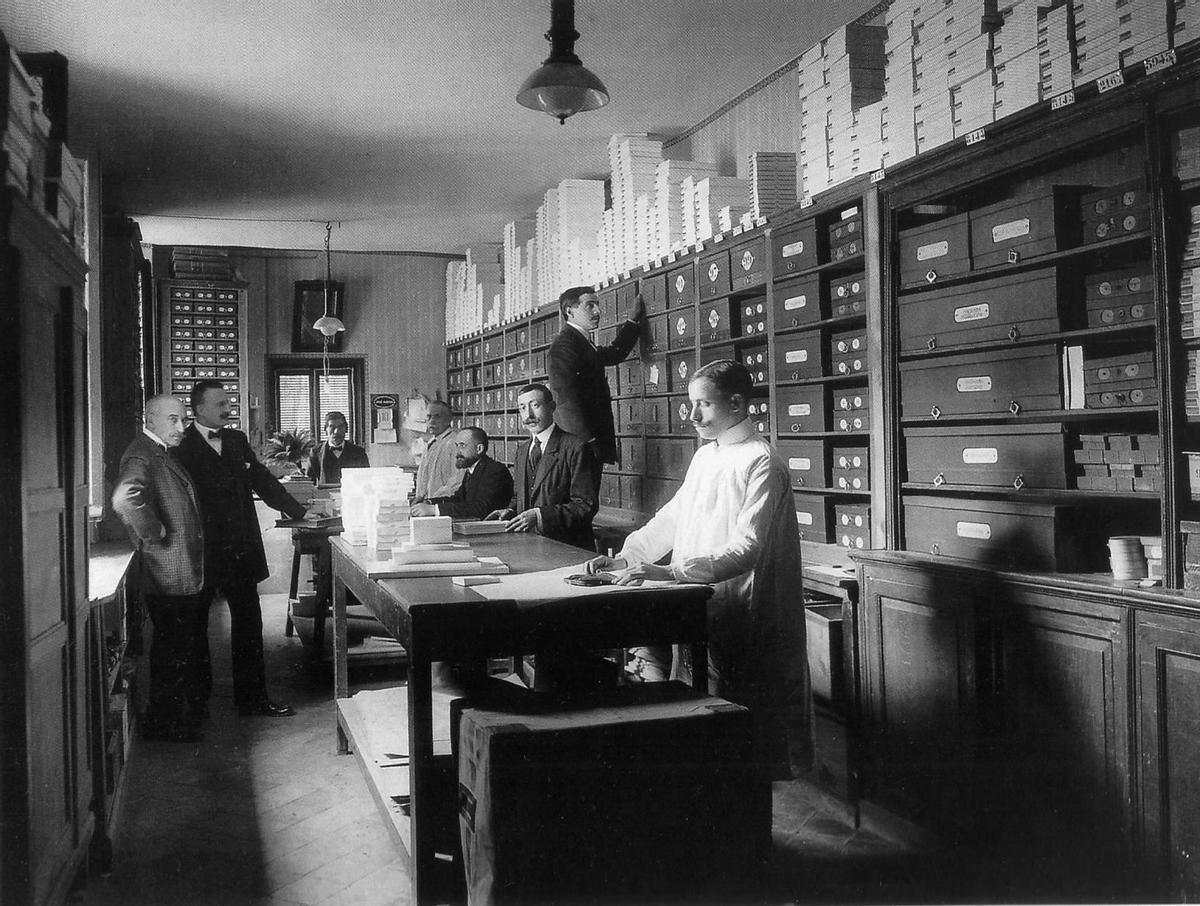 Hombres trabajando en el taller Loewe de Madrid.