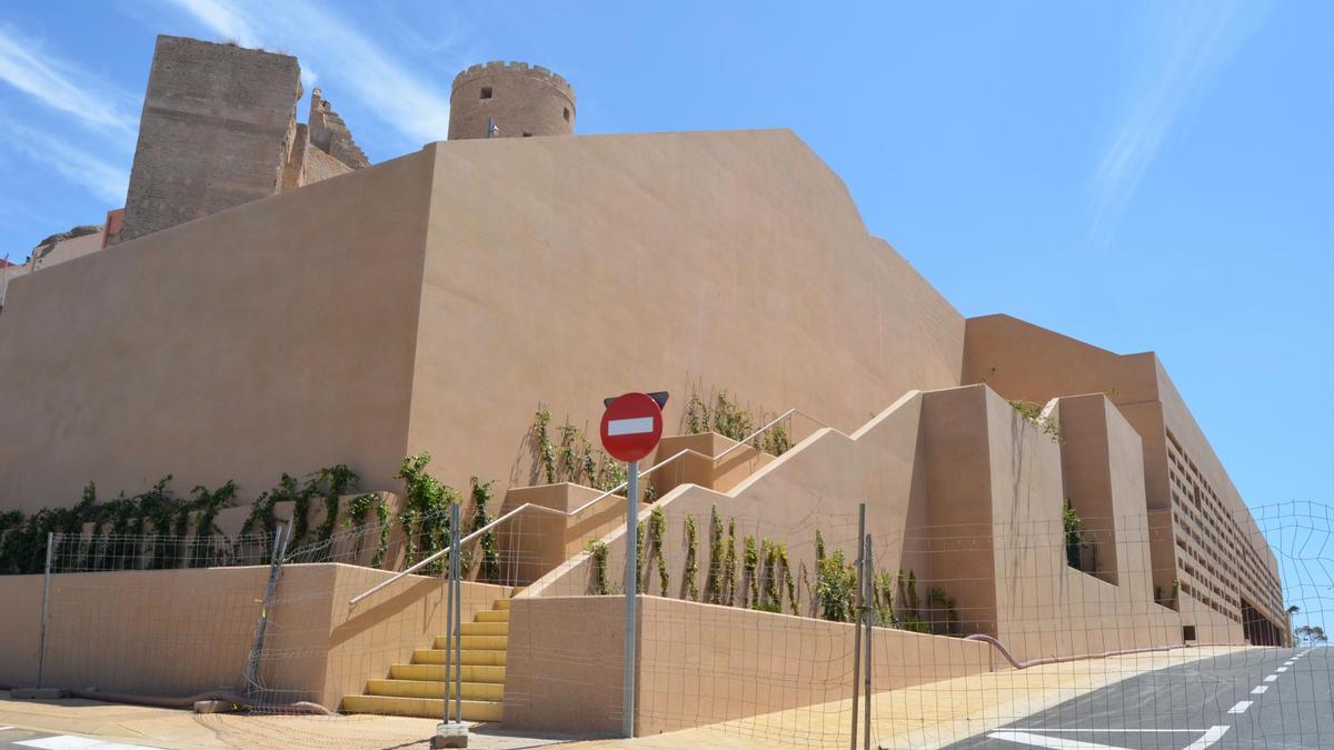 Panorámica del edificio del Mesón Gitano, que se levanta junto a la parte sur de la muralla de la Alcazaba de Almería. / Amigos de la Alcazaba de Almería