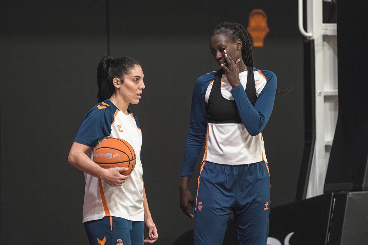 Cristina Ouviña ya se ejercita con el primer equipo del Valencia Basket.